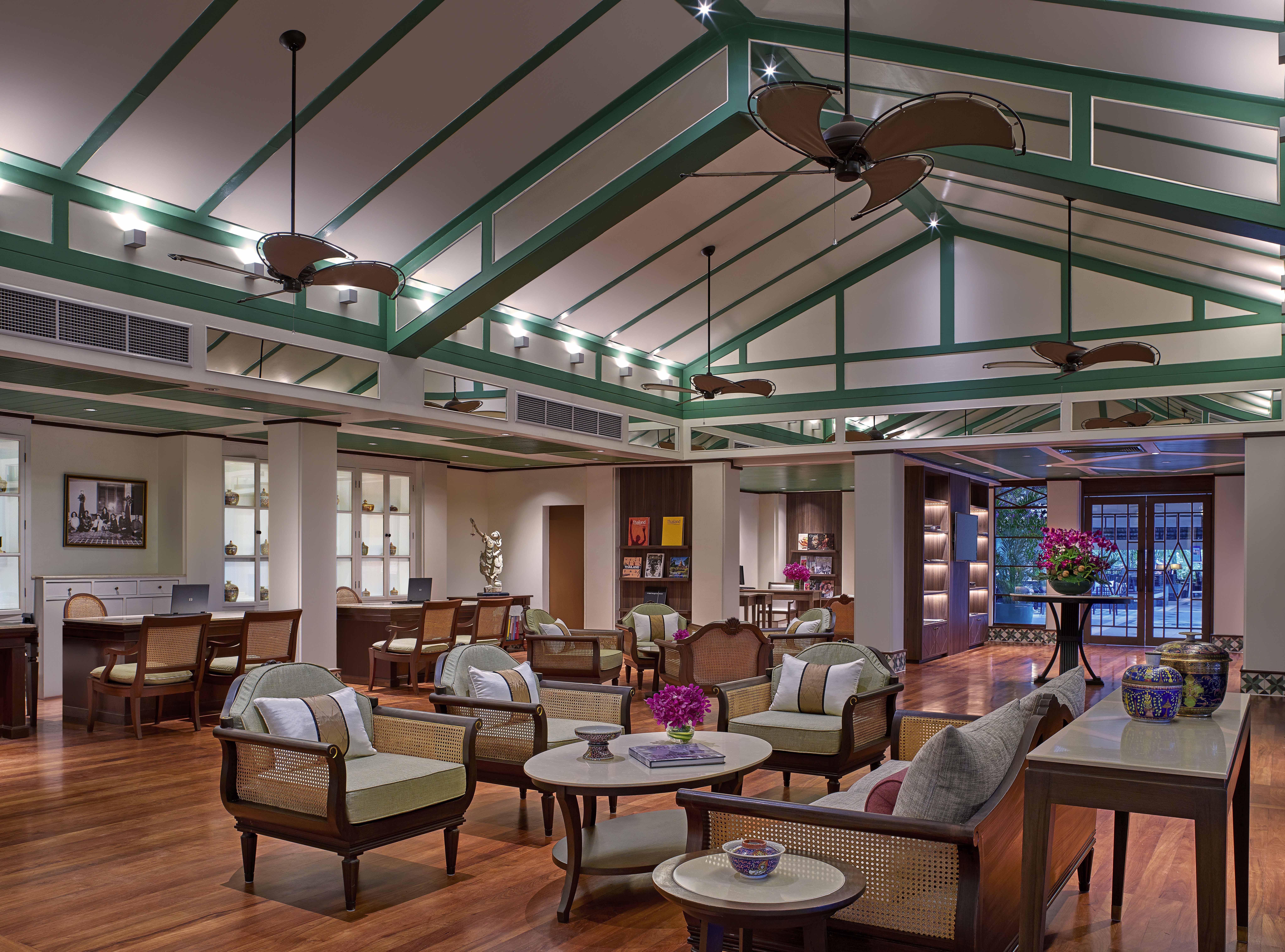 Dusit Thani Laguna Phuket Praia de Bang Tao Exterior foto The interior of the hotel