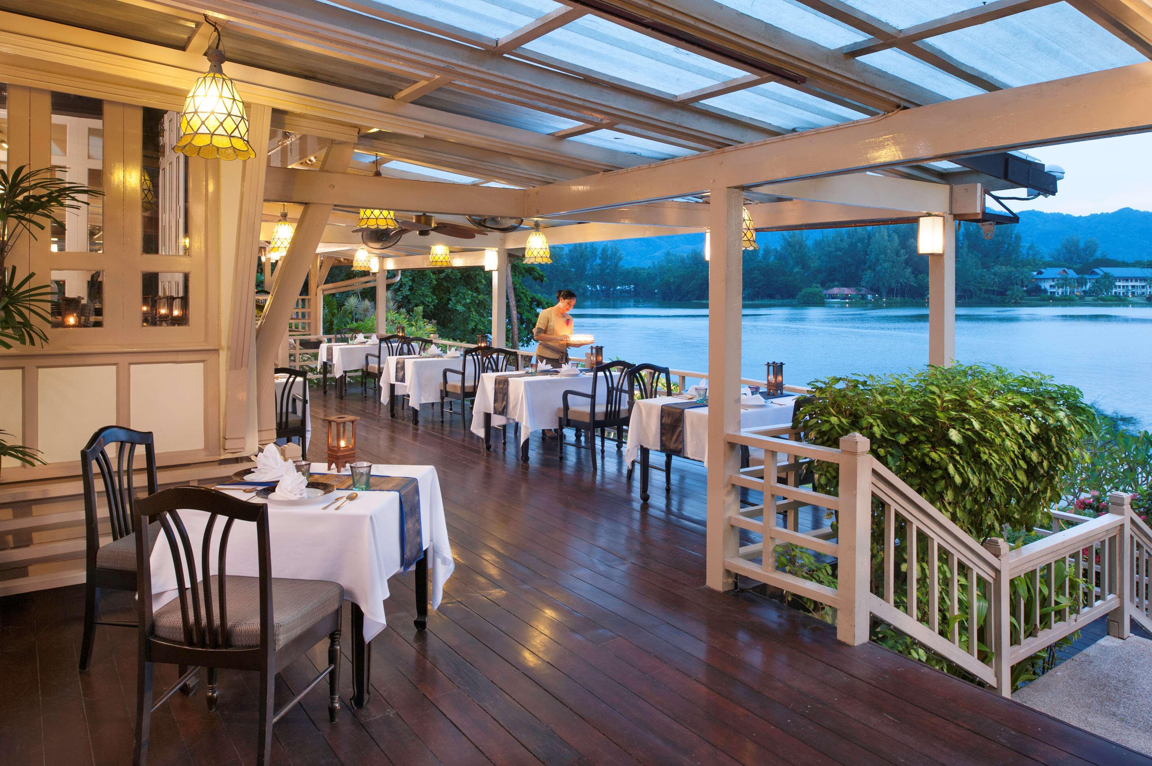 Dusit Thani Laguna Phuket Praia de Bang Tao Exterior foto The restaurant at the Oak Bay Beach Hotel