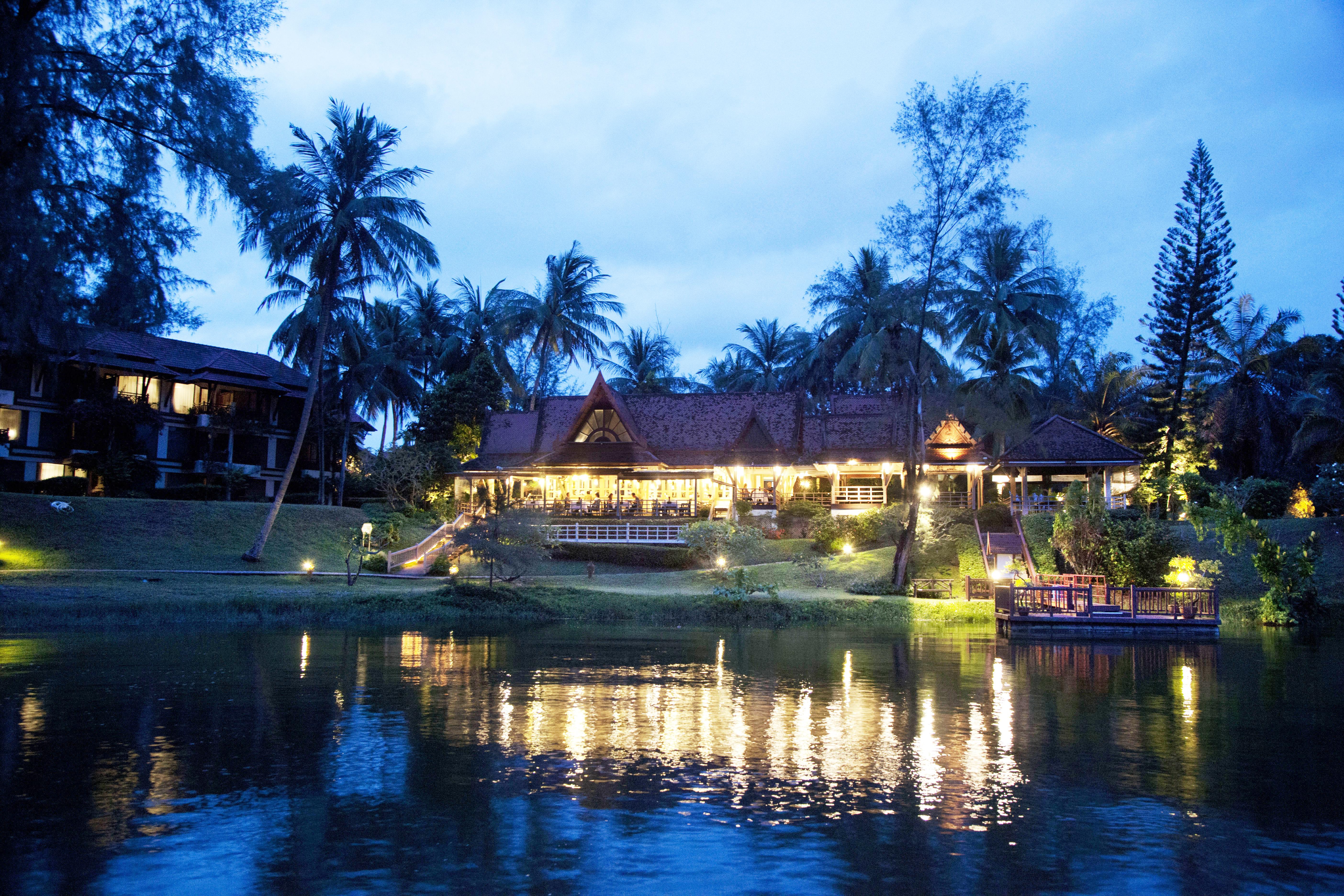 Dusit Thani Laguna Phuket Praia de Bang Tao Exterior foto The Village at the Royal Project Centre