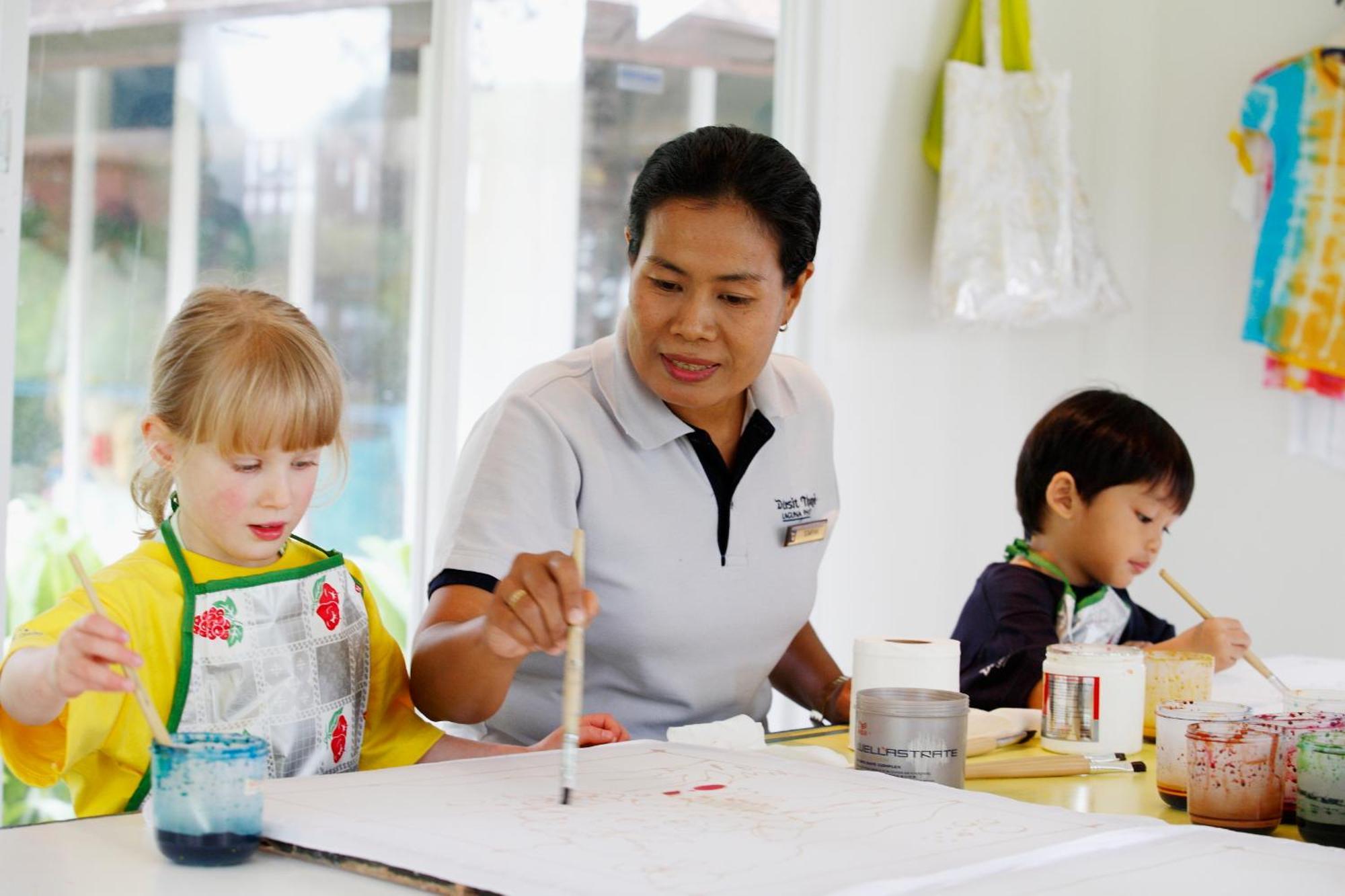 Dusit Thani Laguna Phuket Praia de Bang Tao Exterior foto A teacher at work