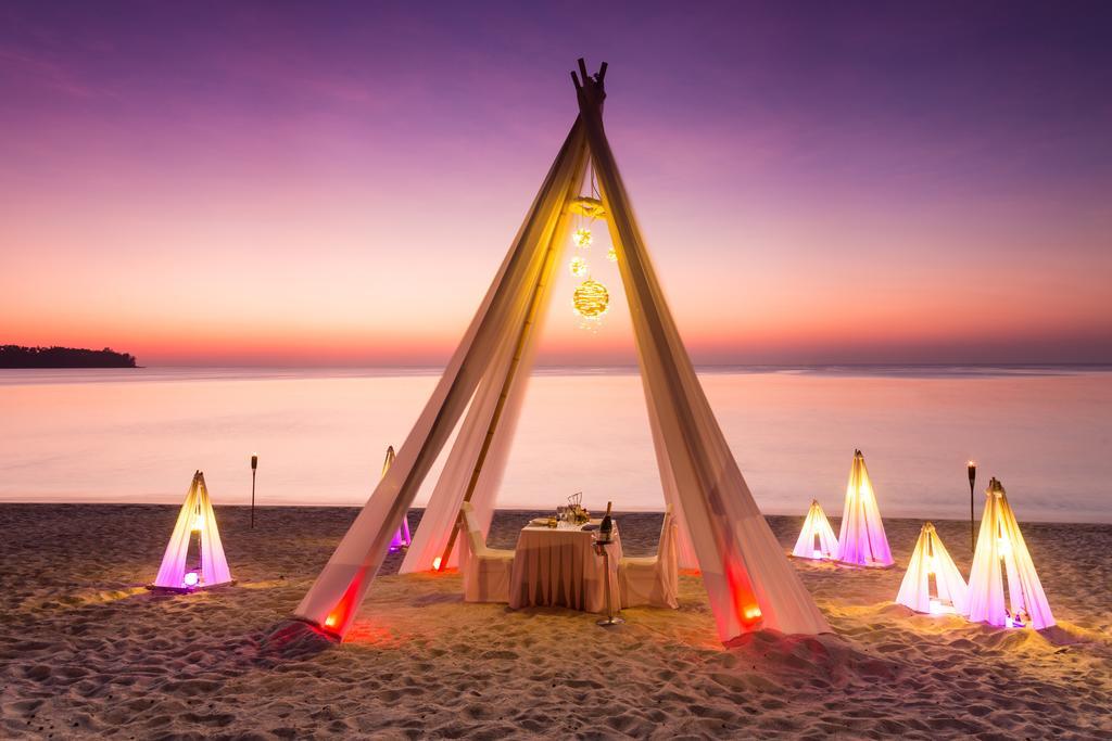 Dusit Thani Laguna Phuket Praia de Bang Tao Exterior foto A beach tent at sunset