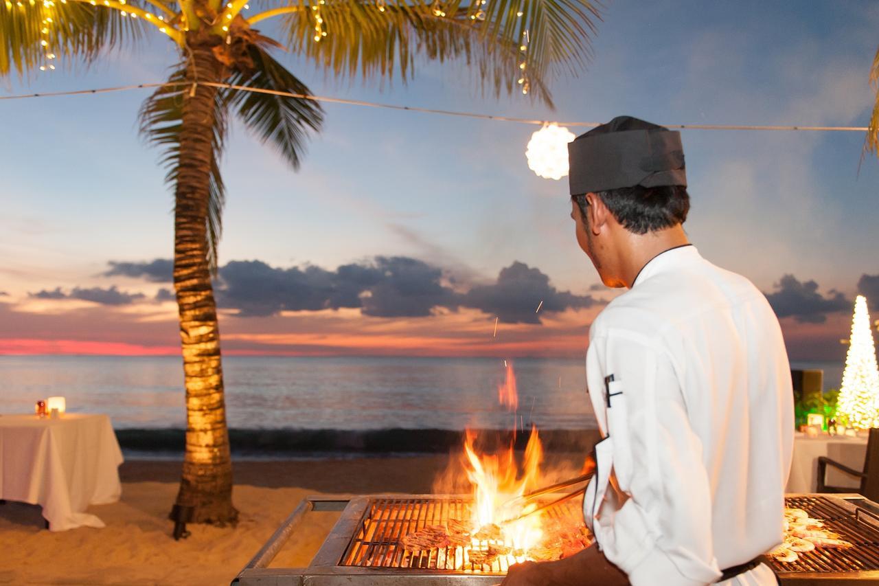 Dusit Thani Laguna Phuket Praia de Bang Tao Exterior foto A chef cooking at the beach