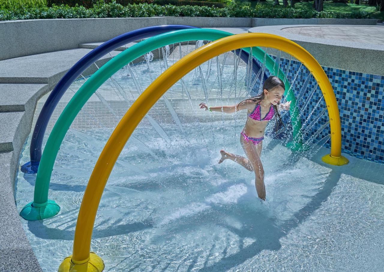 Dusit Thani Laguna Phuket Praia de Bang Tao Exterior foto A girl playing in a water park